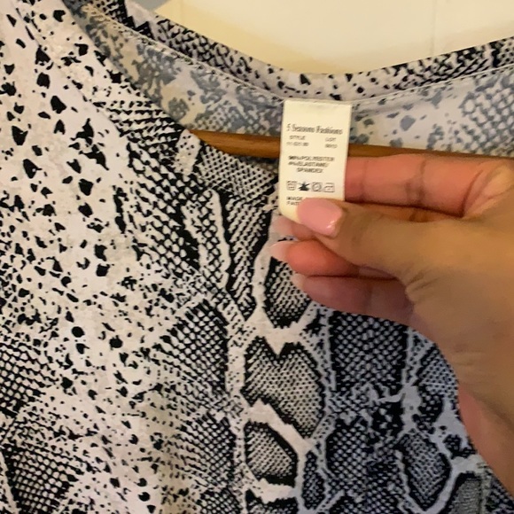 5 seasons blouse 👚 snake print 🐍 (2 FOR $15) - Picture 4 of 5